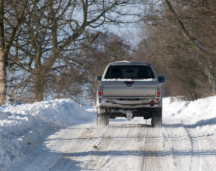 卡车驾驶一条雪道